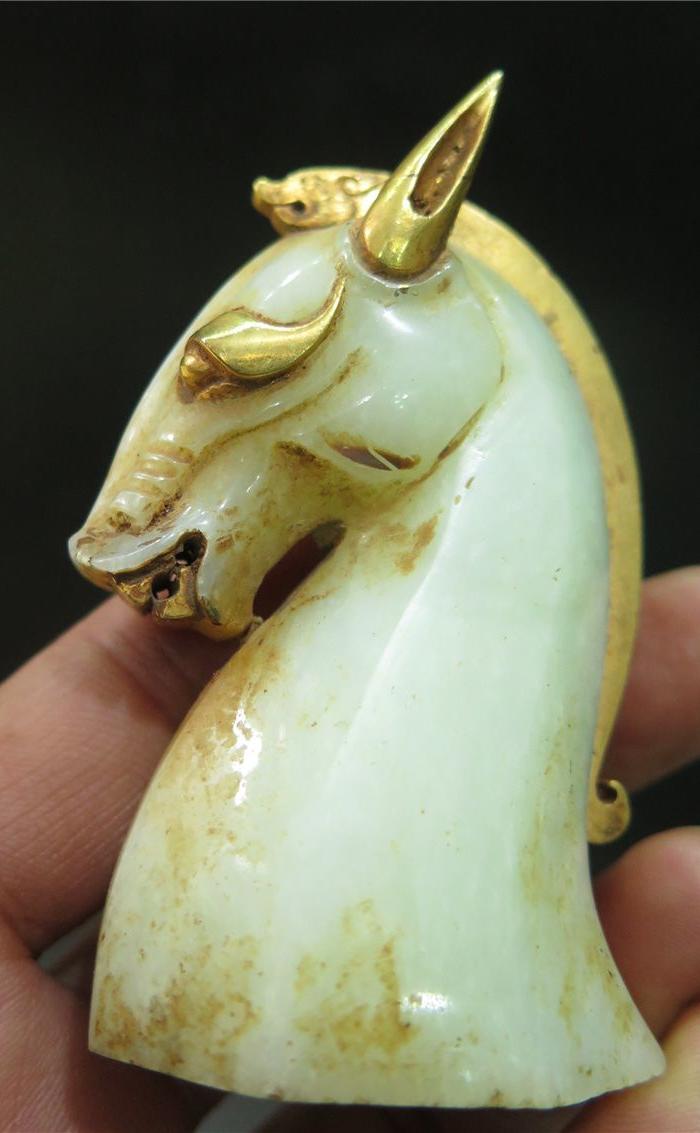 战汉玉鎏金马头