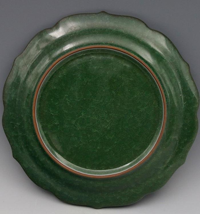 墨绿釉冰裂纹花形大盘