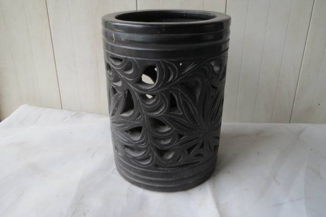 描述:高13厘米,品相不错,工艺精美,刻花