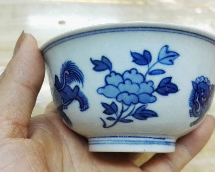 清代康熙狮子穿花青花压手杯.