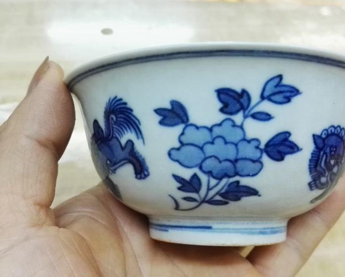清代康熙狮子穿花青花压手杯.