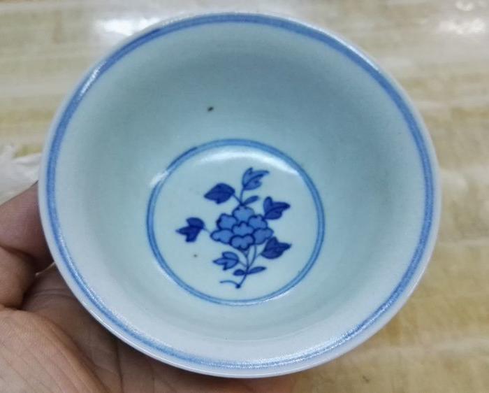 清代康熙狮子穿花青花压手杯.