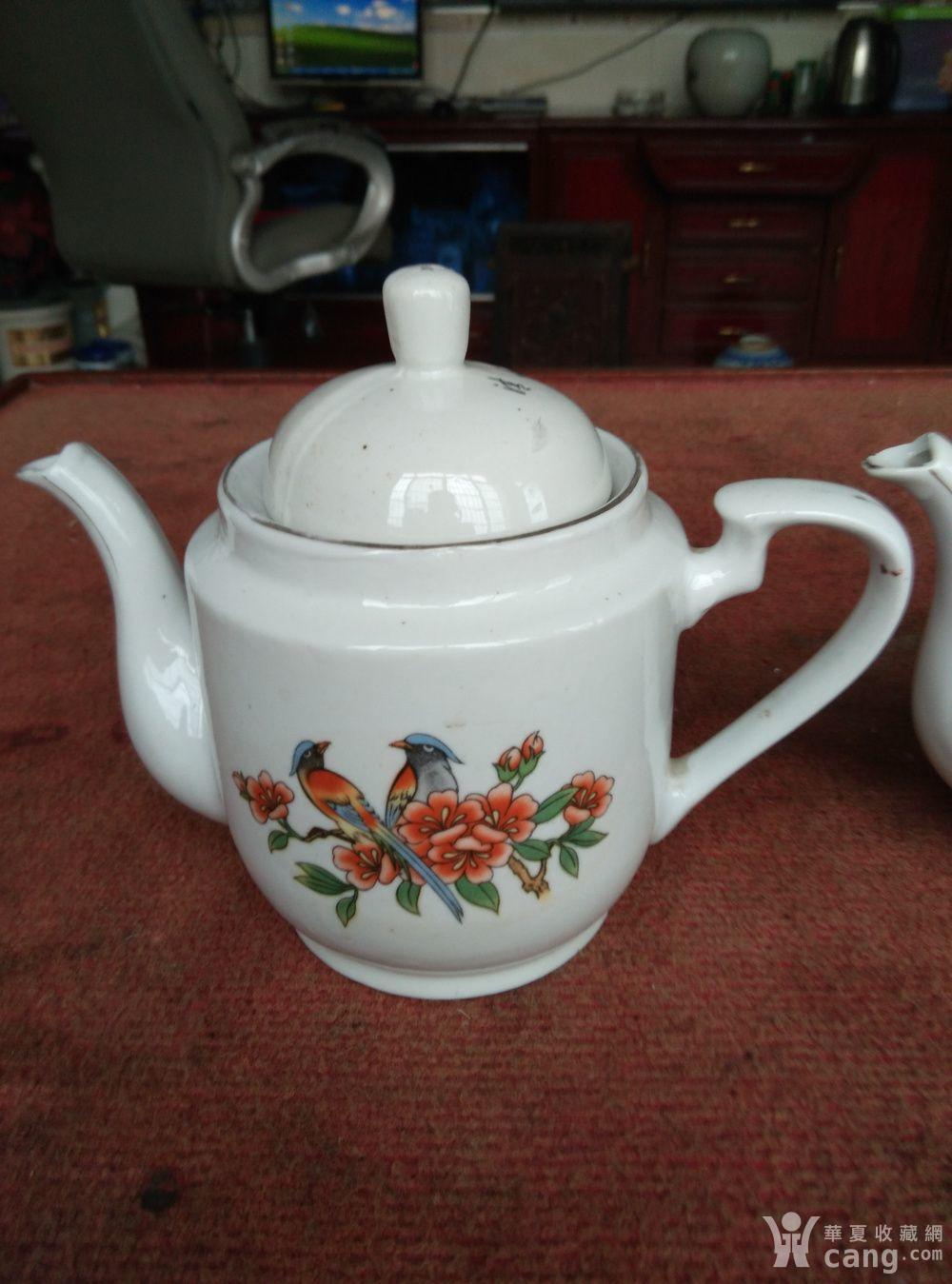 一对中国醴陵款大品贴花茶壶