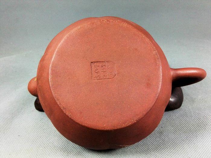 民国:诸葛勋刻紫砂狮球壶(友石款)