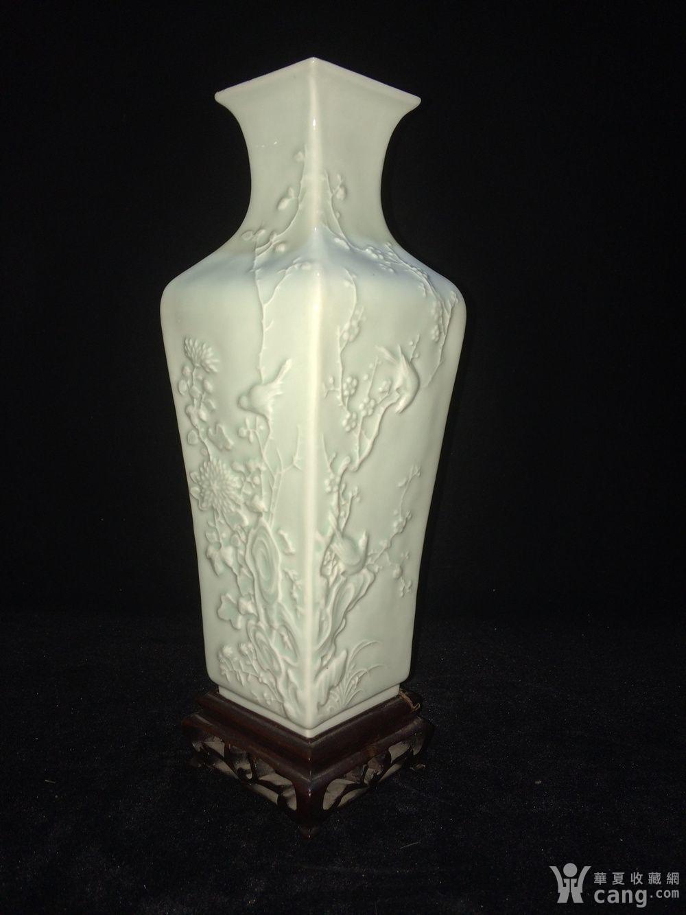 瓷器 明 民国 粉青釉堆雕花鸟纹四方瓶 尺寸:高24厘米 品相:底部打洞