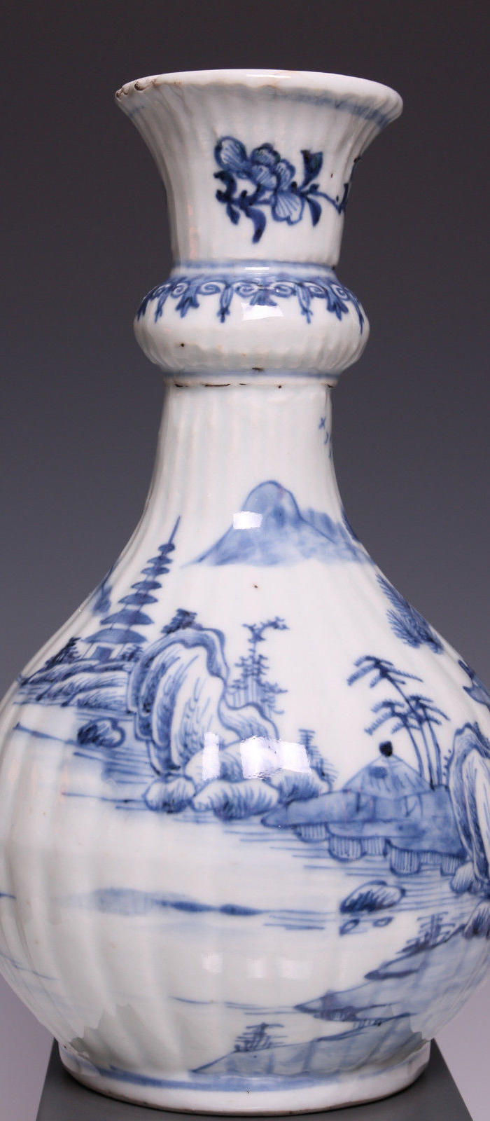 清乾隆青花山水纹瓜棱型蒜头瓶