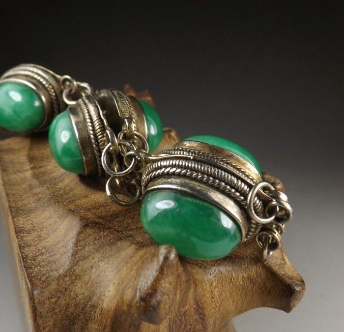 老银镶嵌满绿翡翠戒面大手链 年代:清朝                   描述