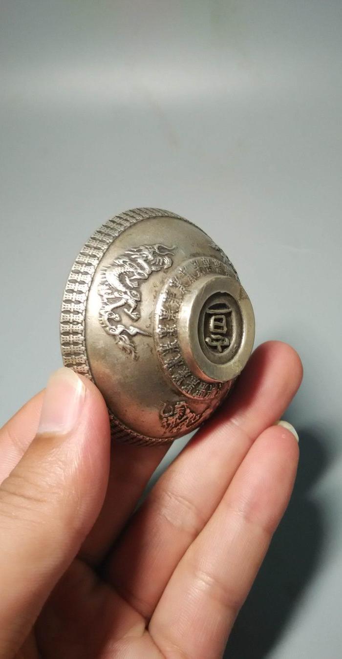 里面带字的龙纹银碗