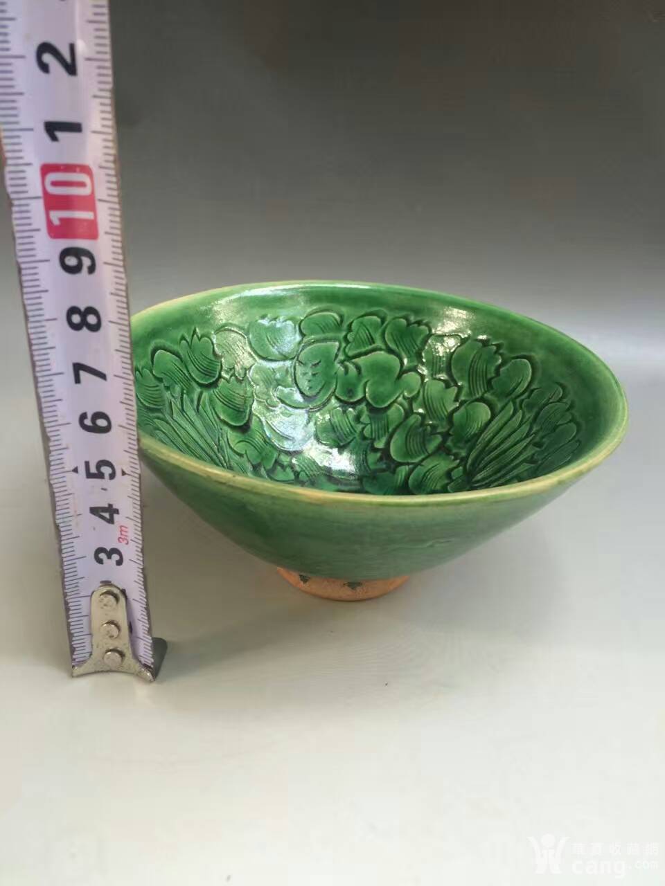 **吉州窑绿釉刻花娃娃碗