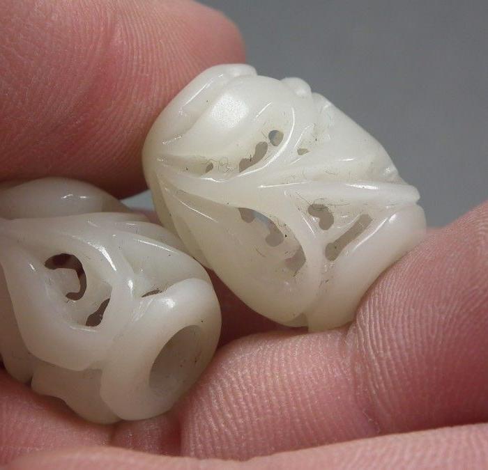明代和田白玉镂空花卉大孔玉勒子一对