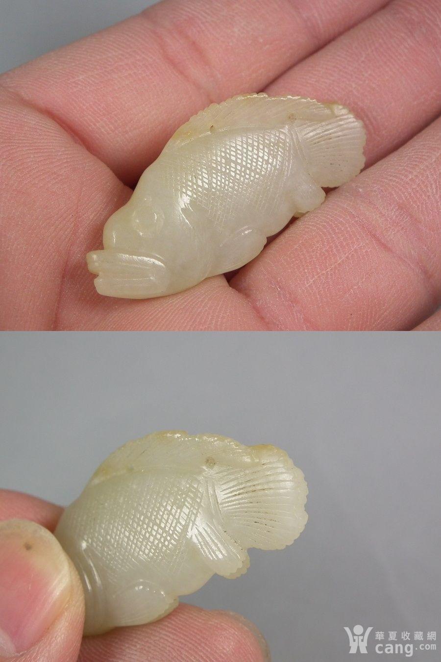 元代和田白玉带沁圆雕小鳜鱼