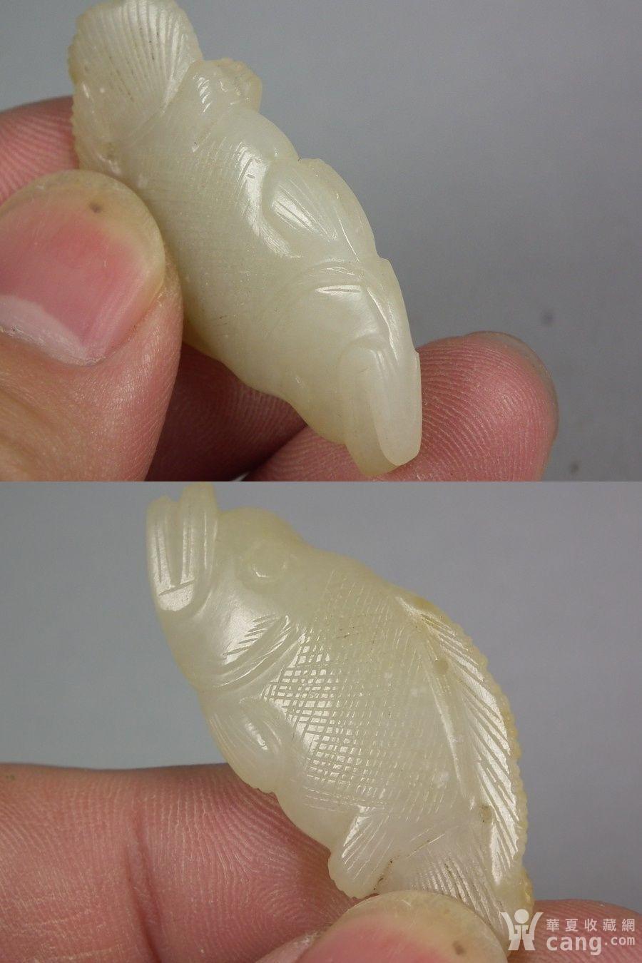 元代和田白玉带沁圆雕小鳜鱼