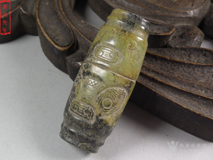 良渚文化黑沁带兽面纹大扁玉勒子