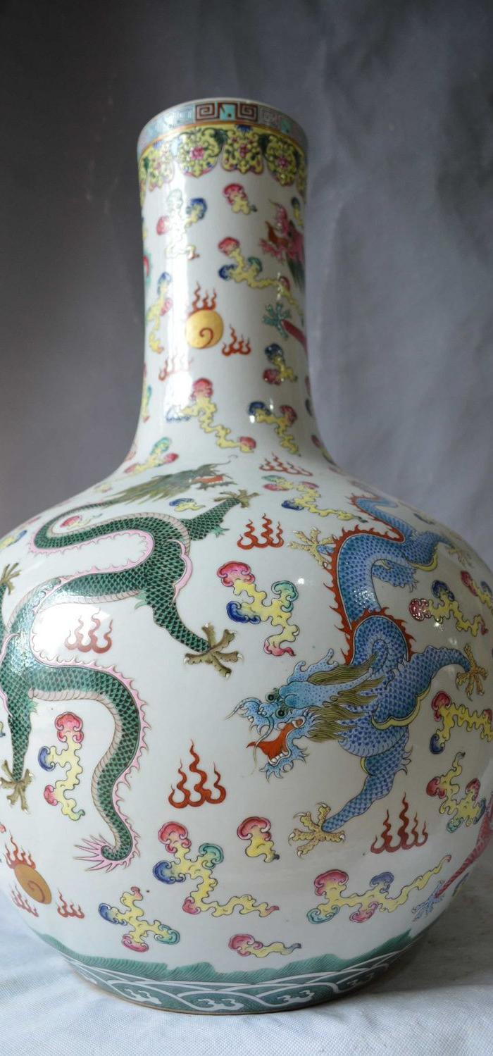 粉彩九龙天球瓶