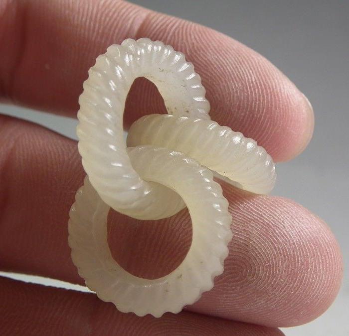 清代老和田青白玉绞丝三连环