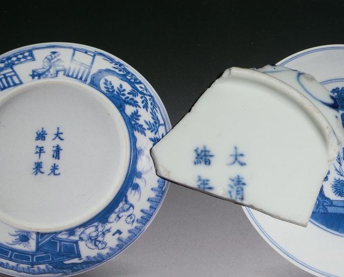 清代官窑青花缠枝花卉纹瓷片