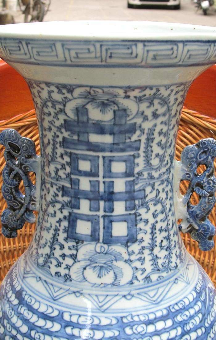 清中期青花缠枝花喜字大瓶