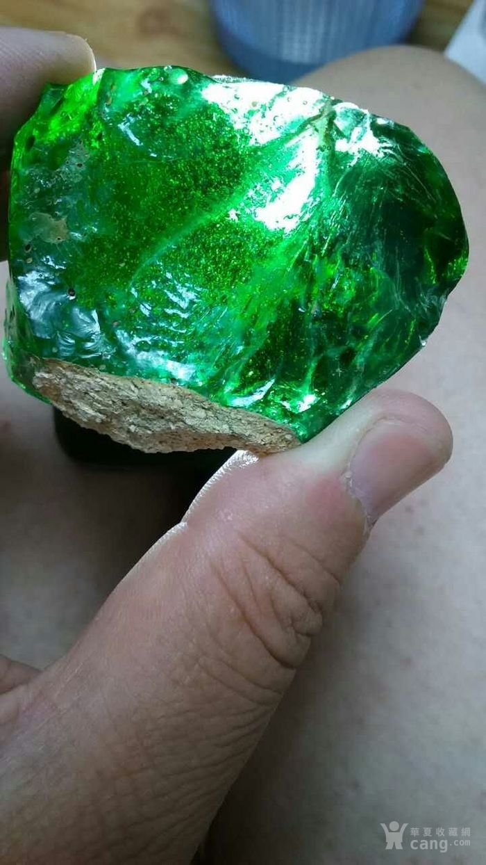 墨绿色玻璃陨石图片