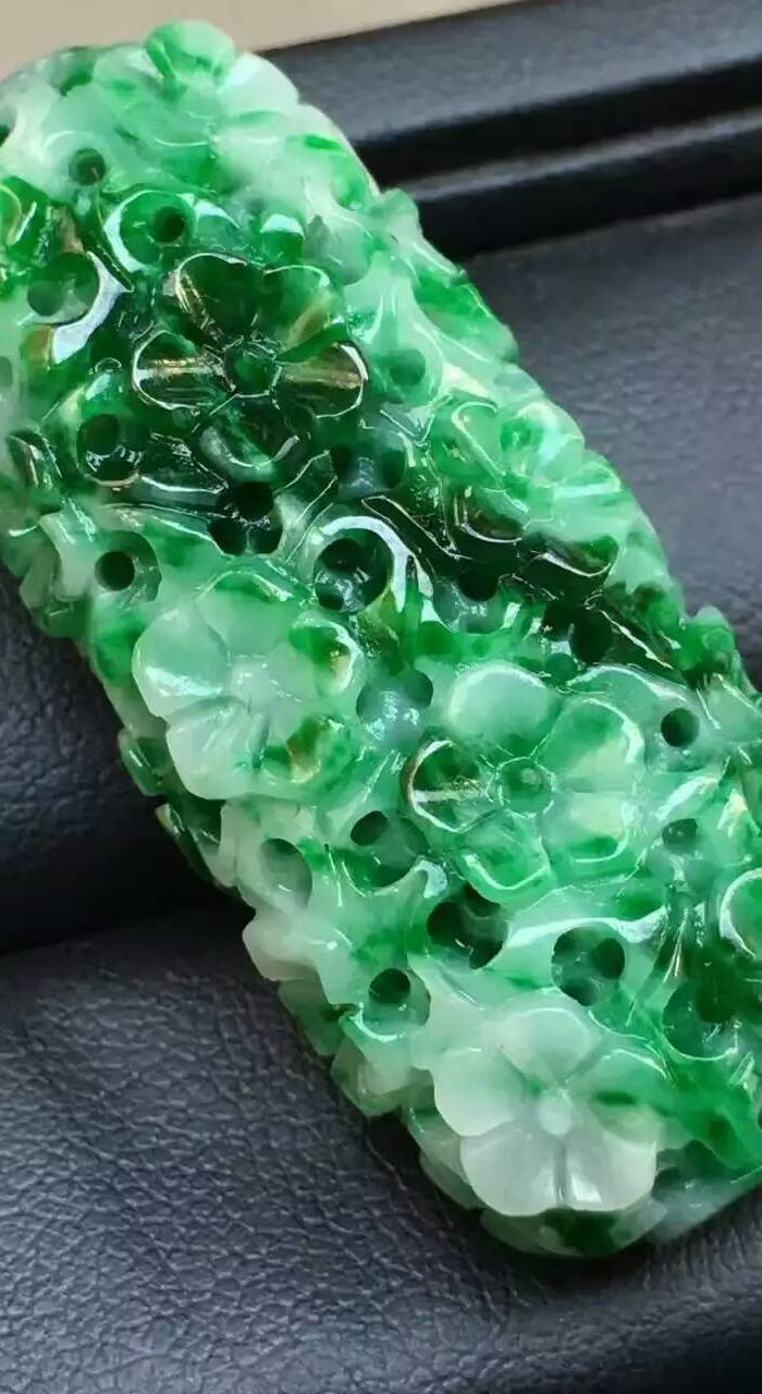 极品天然翡翠镂空满绿雕件