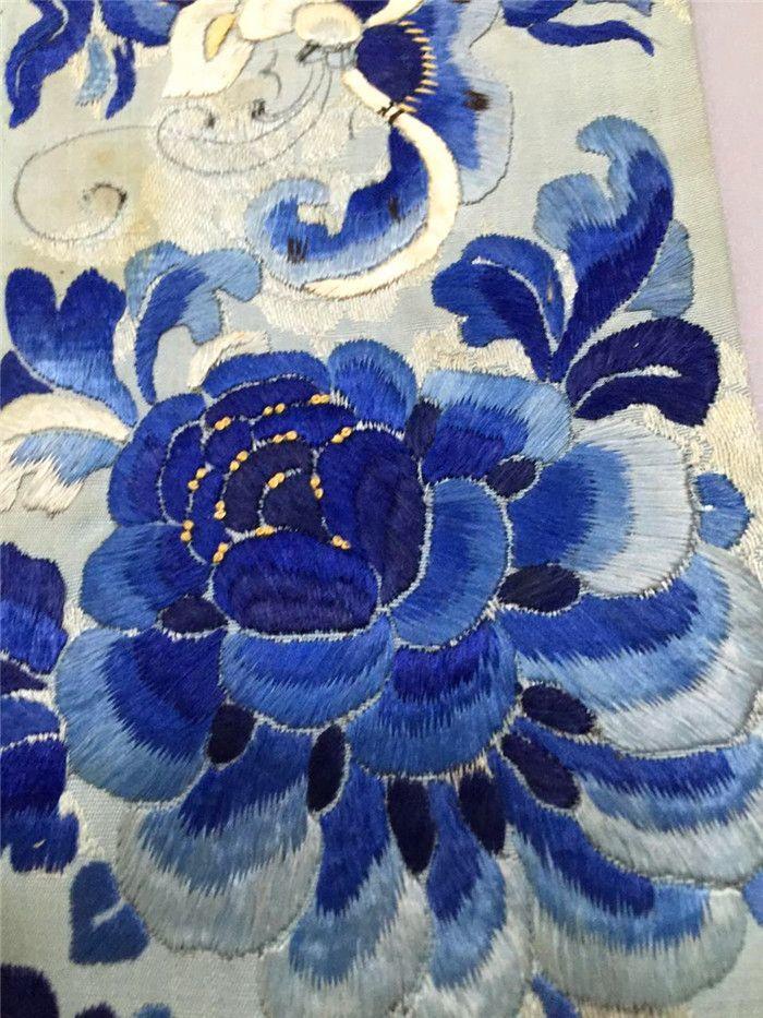 清代青色真丝暗纹三蓝绣蝶恋花挽袖