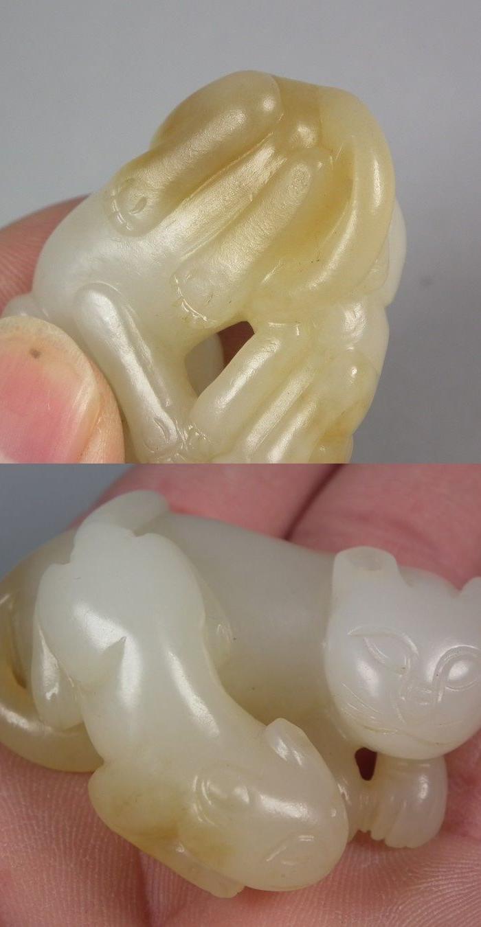 明代和田白玉带糖色镂空圆雕子母猫小把件