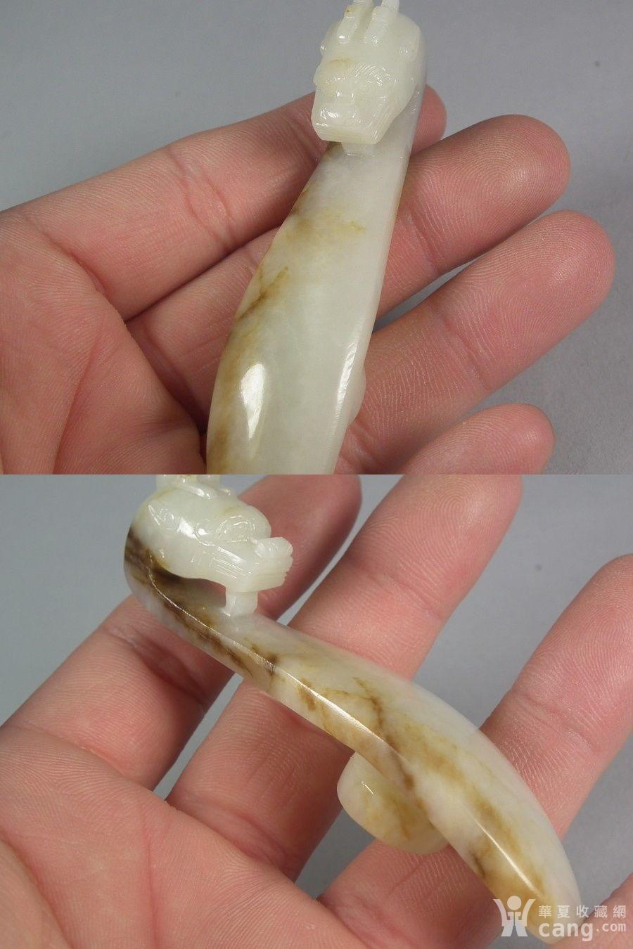 明代和田白玉带黑沁大宽边玉龙钩