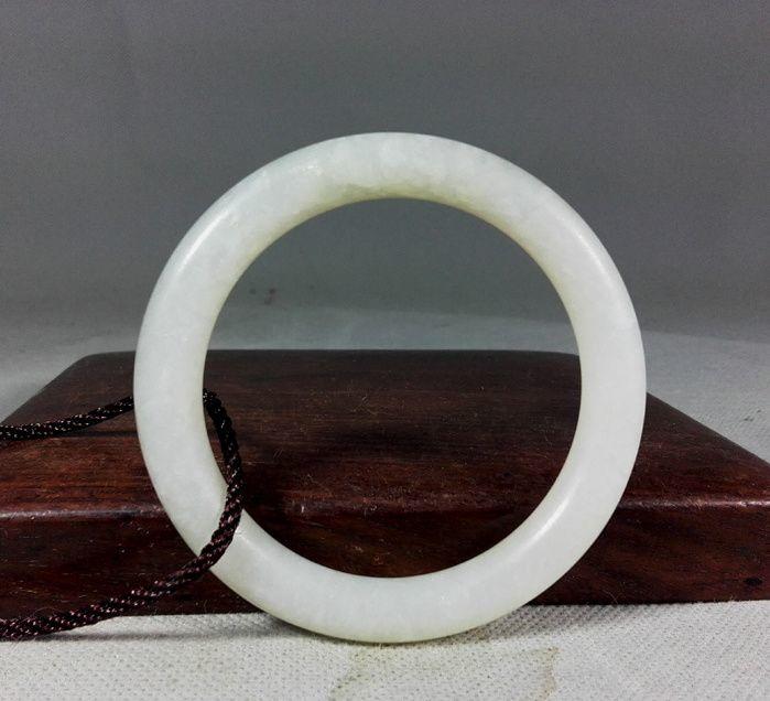 清代:和田灰白玉圆条手镯
