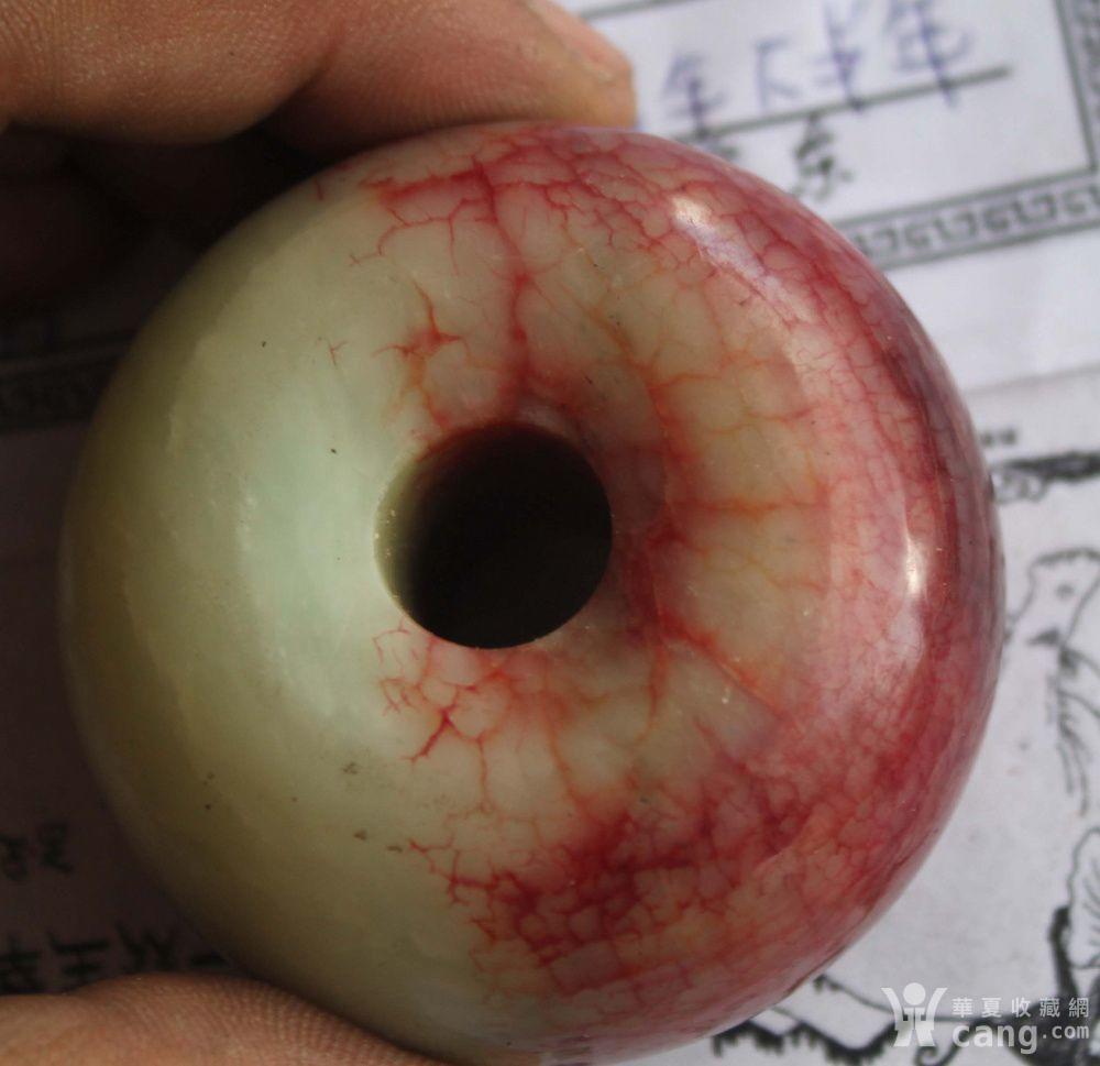 血玉平安扣 52毫米乘28毫米 在古玉中,有些玉会出现入土后沁入的红色