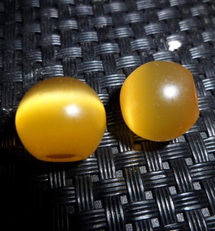 老猫眼石黄色珠子一对
