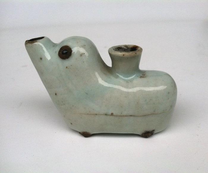 描述:憨态可爱,线条流畅,非常独特的清代文房水滴