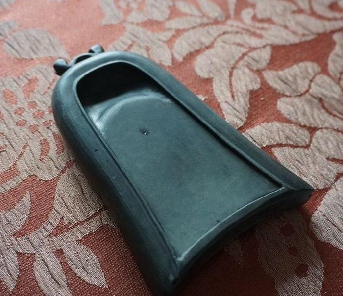 蟹壳青钟形带铭文原盒澄泥砚