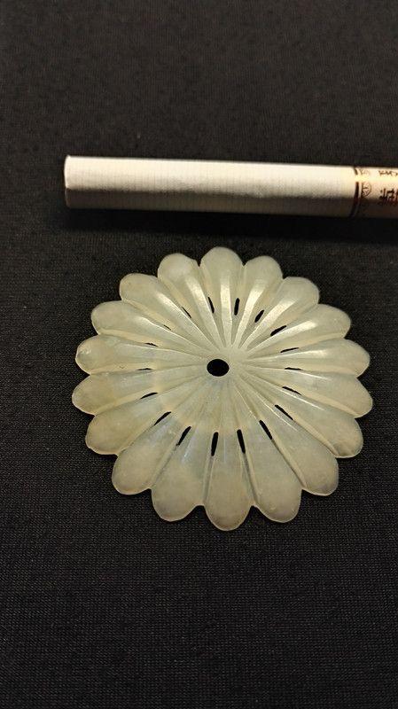 清代老和田菊瓣白玉帽花