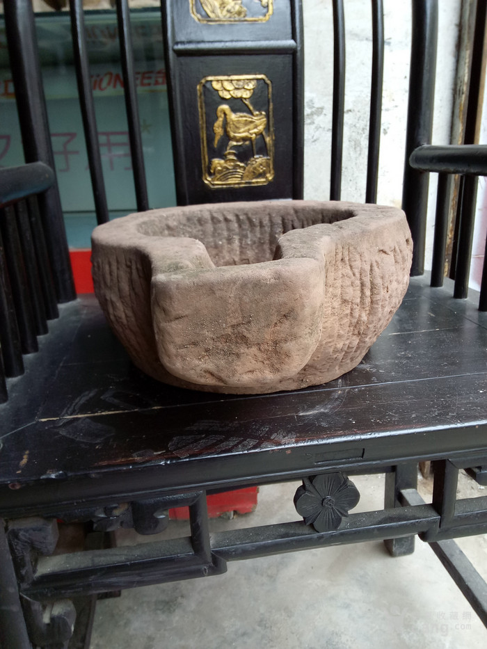 描述:这是一个清代的石雕瓢型小鱼缸