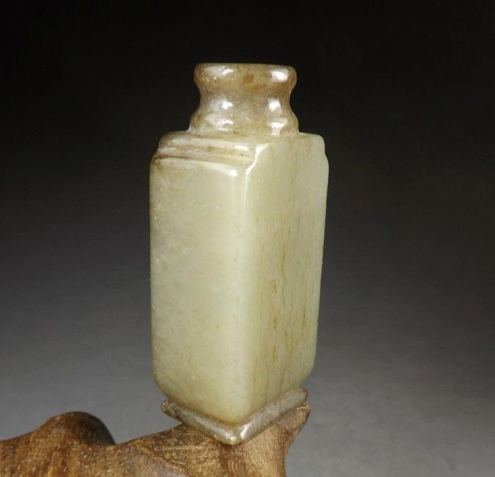 明代中期.和田青白玉带黑沁方形大鼻烟壶