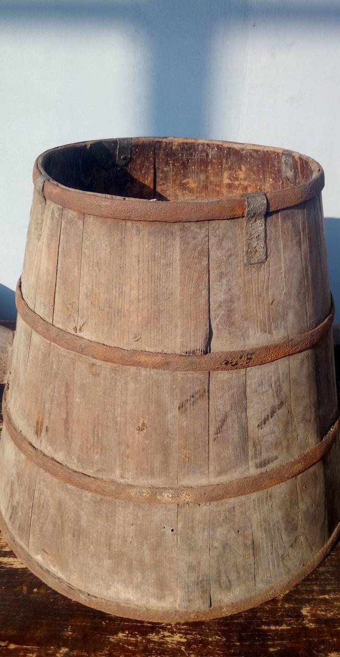 一个小口大底的古代斗