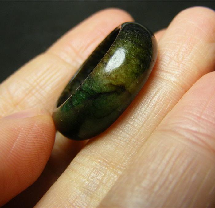 沁色漂亮 清代飘绿满黑沁翡翠大宽边戒指