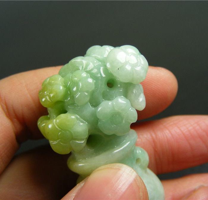 把玩不错正宗a货满淡绿色巧色黄翡圆雕花卉花瓶大坠佩(实价)