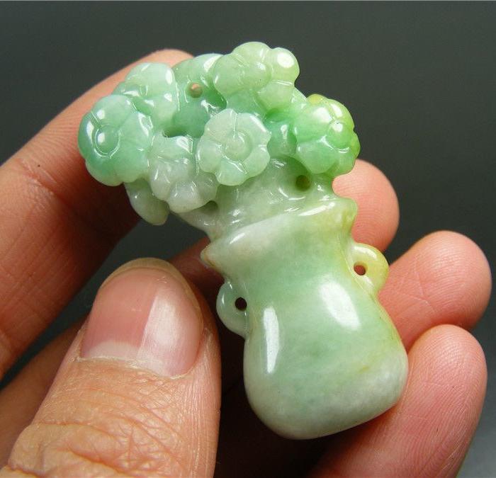 把玩不错正宗a货满淡绿色巧色黄翡圆雕花卉花瓶大坠佩(实价)