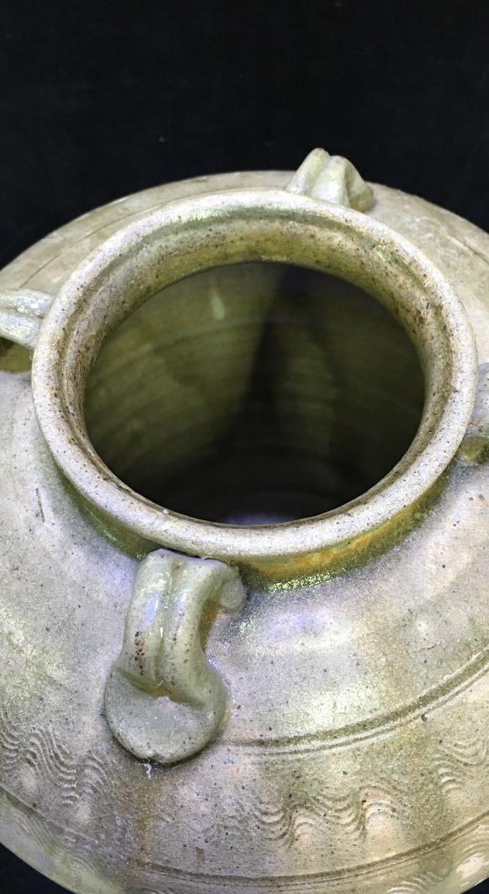 *代 青釉水波纹四系罐