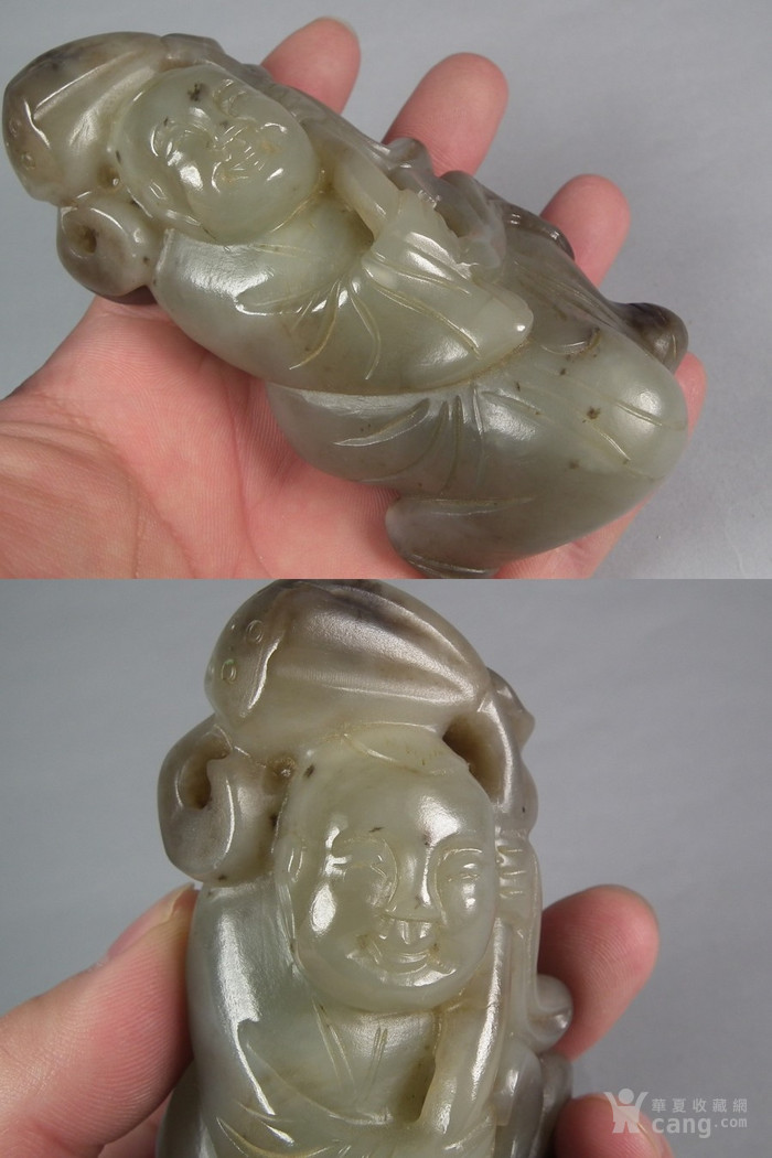 明代和田青白玉带黑沁执莲蓬荷叶大童子摆件