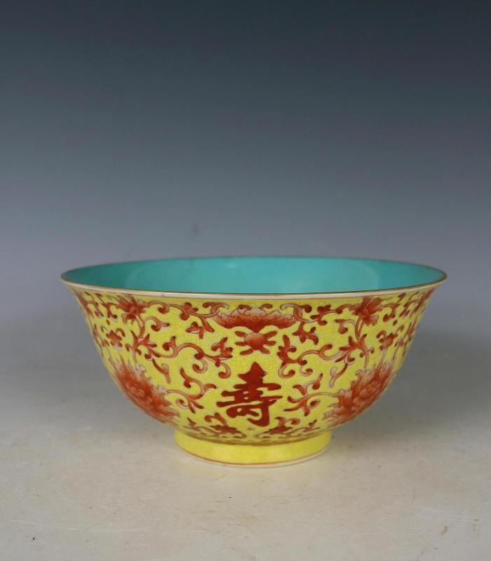 乾隆黄地矾红缠枝花卉福寿康宁碗