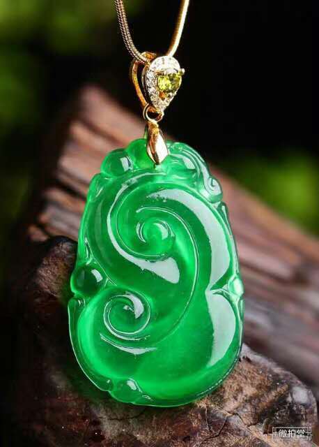 满绿超冰翡翠挂件玉如意吊坠祖母绿玉挂件