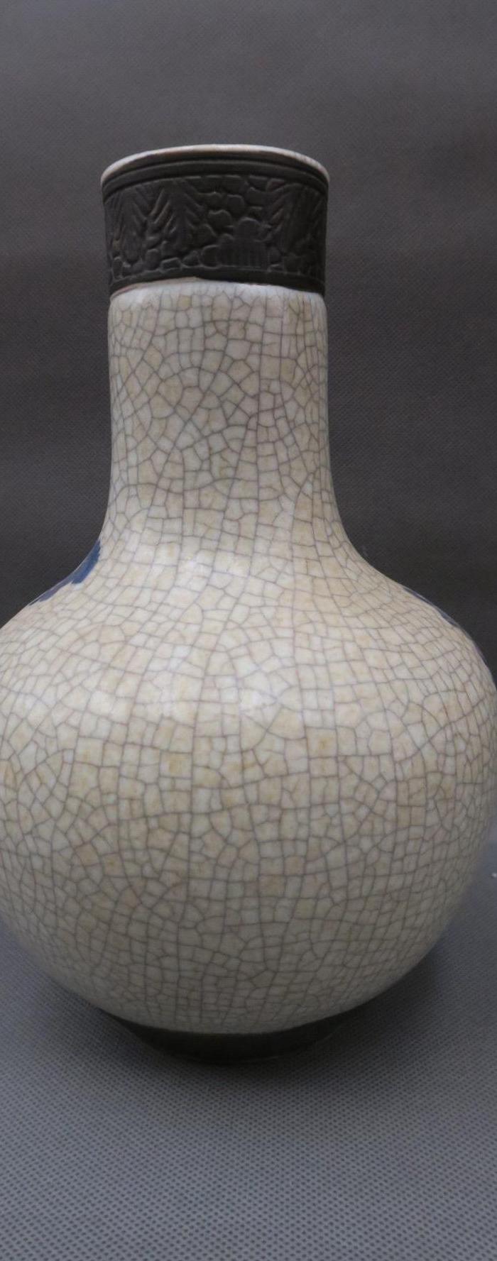 官窑开片青花天球瓶