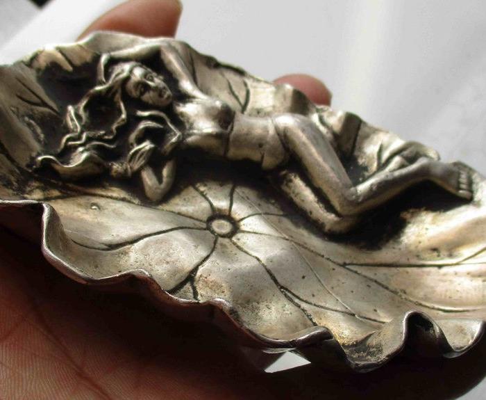 乾隆年银制荷叶浴美人笔洗(烟灰缸);.重量;309克.