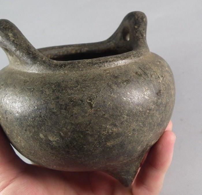 华夏古玩城 铜器 其它 > 清代老黄铜珍玩款三足鼓腹大香炉 年代:清