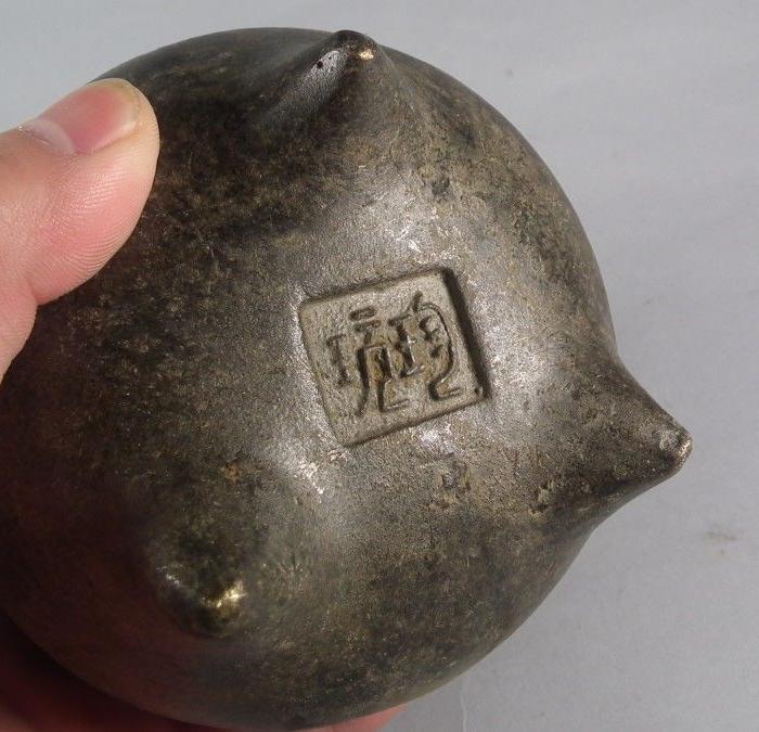 华夏古玩城 铜器 其它 > 清代老黄铜珍玩款三足鼓腹大香炉 年代:清