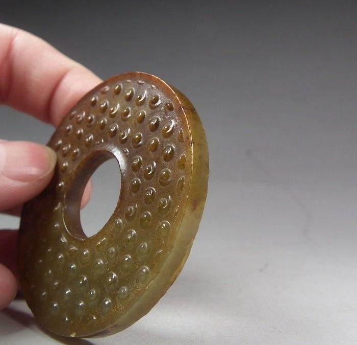 战汉和田青白玉带红沁双面工卷云纹大圆玉璧