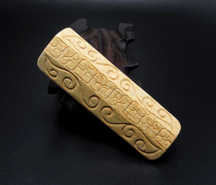 鸡骨白沁通天孔勾云纹扁玉勒子