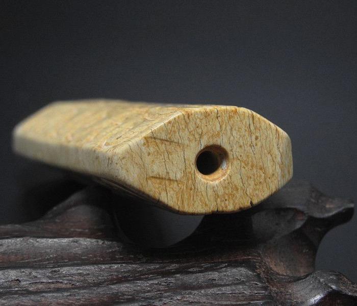 鸡骨白沁通天孔勾云纹扁玉勒子