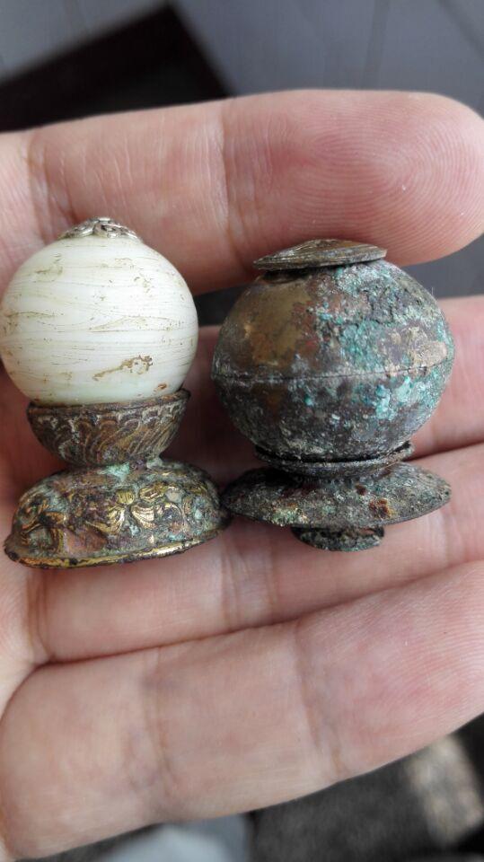 处理:清代鎏金官帽顶两个